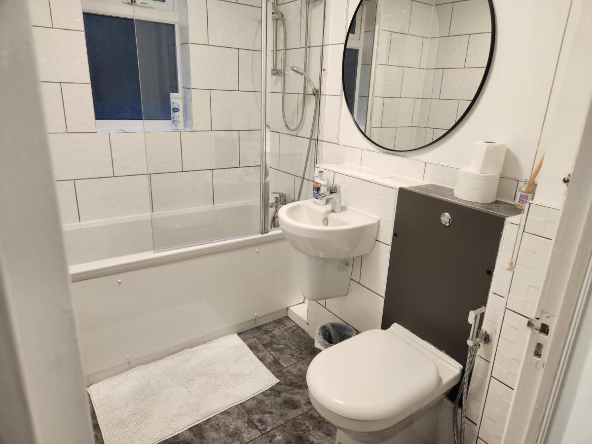 ווסט ת'ורוק 1 Bedroom Service Apartment With Netflix מראה חיצוני תמונה