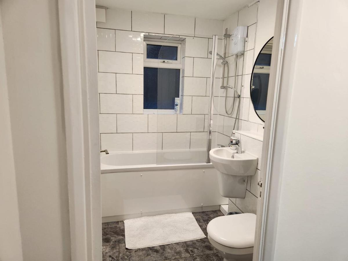 ווסט ת'ורוק 1 Bedroom Service Apartment With Netflix מראה חיצוני תמונה