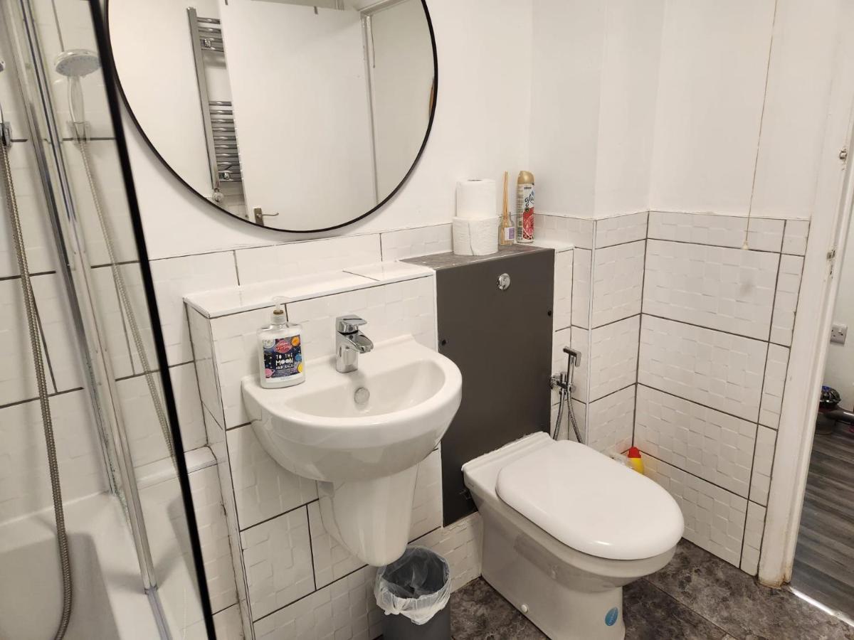 ווסט ת'ורוק 1 Bedroom Service Apartment With Netflix מראה חיצוני תמונה
